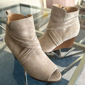 💛 Beautiful cream beige peep toe ankle booties 10